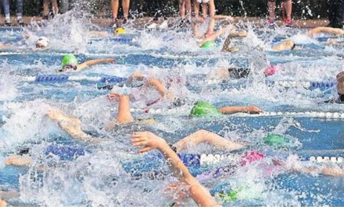 Volldampf im Wasser: Beim Kinzigtal-Triathlon ging die Post ab.